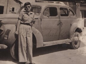 Před svým Fordem Deluxe Sedan 1939 (J. Kaprasová)