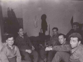 Se spolubojovníky na ubikaci u Dunkerque (J. Hnělička)