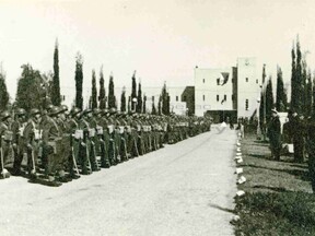 Nástup absolventů důstojnické školy v Haifě 1943 (J. Hnělička).