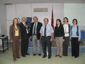 Při převzetí čestné plakety za cenný vědecký přínos od katedry textilního inženýrství na turecké univerzitě v Izmiru v roce 2012 (L. Hes)