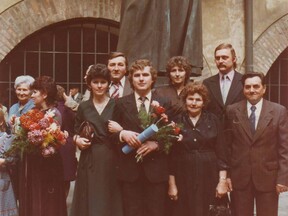 František Novosad s rodinou při promoci v Karolinu v roce 1983 (F. Novosad)