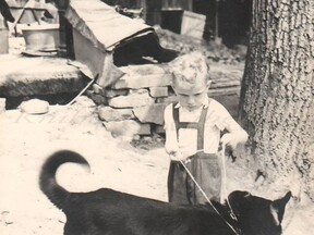 Ve čtyřech letech na rodinném statku v roce 1956 (F. Novosad)