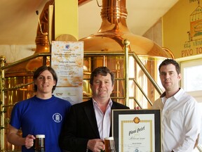František Novosad po získání ocenění Zlatá pivní pečeť v roce 2012. Nalevo od něj jeho synovec a sládek Libor Soukup, vpravo syn Petr Novosad (F. Novosad)