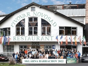Se zaměstnanci harrachovské sklárny a pivovaru v roce 2022 (F. Novosad)