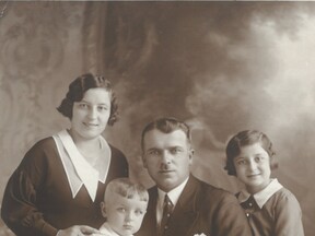 S rodiči a sestrou Naděždou (O. Binar)