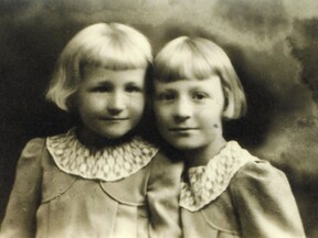 Se sestrou Annou (vlevo) v Zelówě, 1942. (J. Permanová)