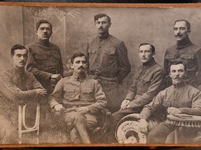 František Komárek (vlevo) se svými spolubojovníky z legií v Rusku (V. Komárek ml.)