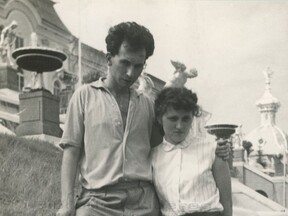 S manželkou v Petrodvorci, 1959 (Z. Pokorný)