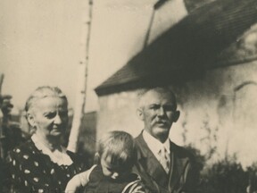 S prarodiči Františkou a Václavem Pokornými, 1933 (Z. Pokorný)