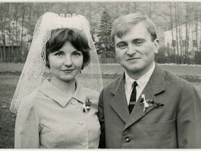 Novomanželé Jaroslav a Milena Skuhraví, 1966 (J. Skuhravý)