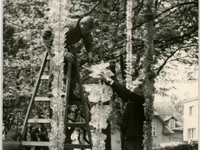 Skládání skleněných plastik z korálů vyrobených J. Rozinkem s R. Roubíčkem u kina v Novém Boru, konec 60 let. (J. Skuhravý)