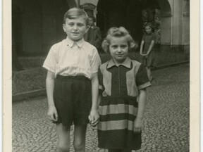 Se sestrou Milenou v České Kamenici, 1952 (J. Skuhravý)