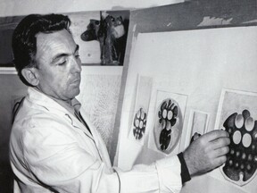 Ladislav Oliva při řešení návrhů v Borském skle (L. Oliva)