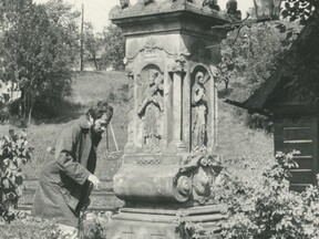 Při terénním výzkumu, kol. 1995 (M. Cogan)