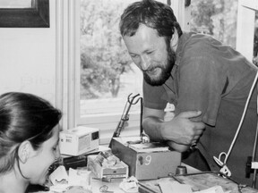 Na šperkařském sympoziu s Lucií Nepasickou, 1994 (M. Cogan)