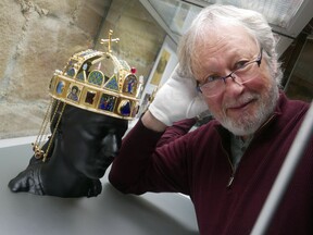 Instalace kopie svatoštěpánské koruny, 2025 (M. Cogan)