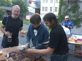 Příprava rudy k experimentální tavbě, 2017 (M. Cogan)