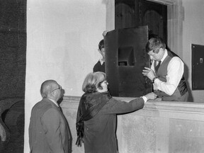 Se Stanislavem Libernským a Jaroslavou Brychtovou v Severočeském muzeu, 2. pol. 80. let (O. Palata)