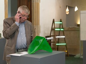 Při přípravě výstavy 5. ročníku Sympozia uměleckoprůmyslových škol Libereckého kraje, 2016 (O. Palata)