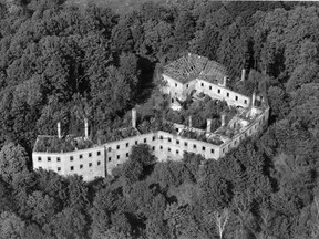 Letecký snímek Vartenberku před rekonstrukcí, 90. léta (H. Bušová)