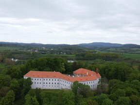 Letecký snímek Vartenberku, 2023 (H. Bušová)