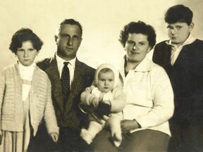 S rodiči a sourozenci Evou a Josefem, 1962 (H. Bušová)