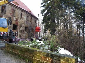 Osazení věžičky vstupu na Vartenberk, 2004 (H. Bušová)