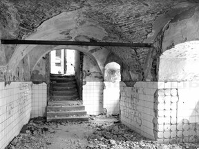 Prostory bývalé kuchyně před rekonstrukcí, 90. léta (H. Bušová)