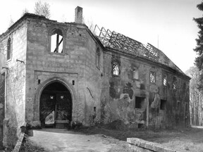 Vstup do Vartenberku před rekonstrukcí, 90. léta (H. Bušová)