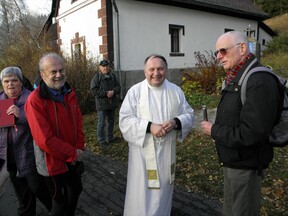 Při žehnání obnoveného pomníčku v Horním Maxově, 2015 (O. Simm)