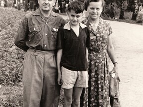 S rodiči na mírové slavnosti v Jablonci nad nisou, 1957 (O. Simm)