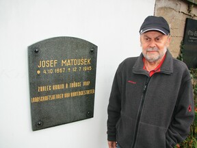 U obnoveného náhrobku Josefa Matouška v Oldřichově v Hájích, 2015 (O. Simm)