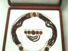 Granátová souprava pro Alžbětu II., 1996 (J. Urban)