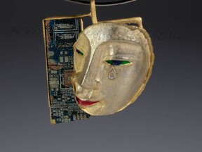 Náhrdelník Plačící Buddha, 2023 (J. Urban)