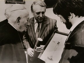 Předání daru pro papeže Jana Pavla II. kardinálu Tomáškovi v Arcibiskupském paláci v Praze, 1990 (J. Urban)