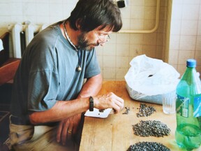 Při třídění pyropů v Ulánbátaru, 2000 (J. Urban)