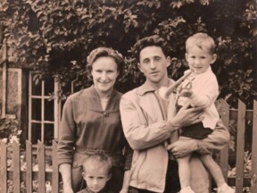 S matkou Libuší, otcem Andrejem a bratrem Radkem, kolem 1959 (J. Urban)