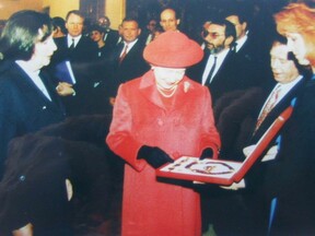 Václav Havel se zástupci Brna při předávání granátových šperků Alžbětě II., 1996 (J. Urban)