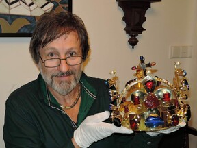 S dokončenou kopií svatováclavské koruny v Turnově, 2018 (J. Urban)