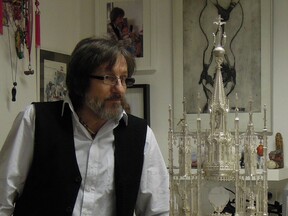 Se Sedleckou monstrancí před dokončením v manželčině zlatnickém obchodě v Turnově, 2012 Večer na Bolu, 2019 (J. Urban)