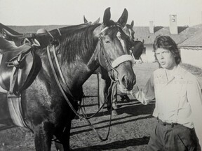 V jezdeckém klubu v Kladně, počátek 70. let (R. Rys)
