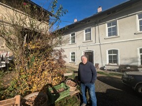 Před  rodinným statkem v Soběslavicích, 2025 (R. Rys)