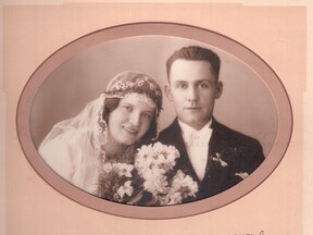 Svatební fotografie rodičů (J. Švihla)