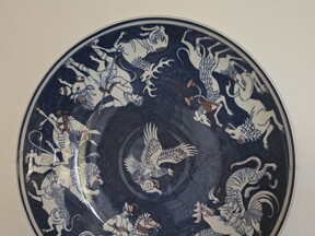 Malovaný porcelánový talíř s antickými motivy, z doby závěru studia na UMPRUM, 1957-58 (I. Habán)