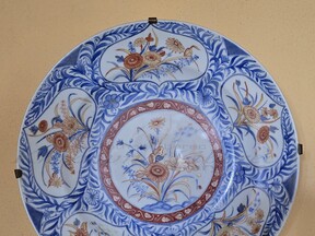 Malovaný porcelánový talíř s rostlinnými motivy, z doby závěru studia na UMPRUM, 1957-58 (I. Habán)