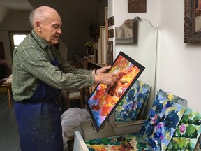 V ateliéru s nejnovějšími abstraktními kompozicemi, 2025 (I. Habán)