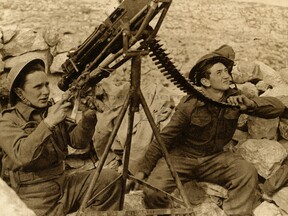 U protiletadlového kulometu v Tobruku 1941 (J. Hnělička)
