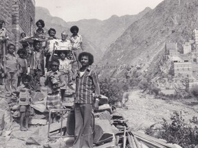 Vyšetřování vesničanů v Jemenu na výskyt trachomu v roce 1983 (V. Zikmund)