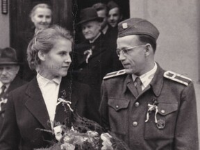 Novomanželé Zikmundovi v roce 1952 v Praze (V. Zikmund)