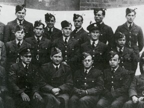 Účastníci kurzu palubních střelců v Dumfries. (Křídla míří nad Německo, 1998)